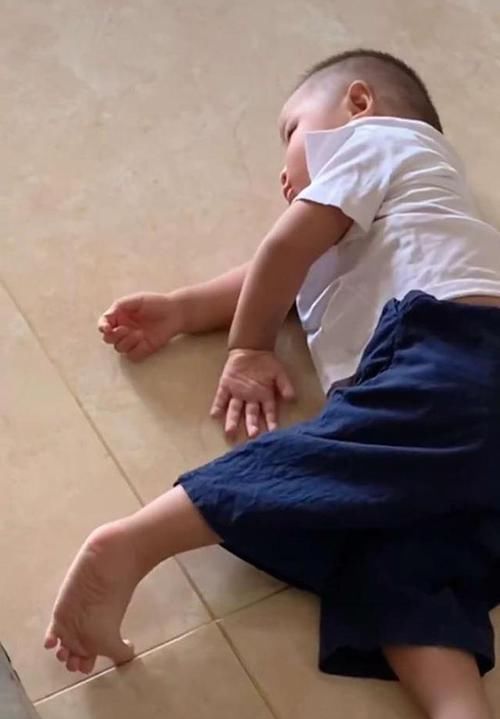 父母|哥哥开学后,弟弟“花式”想哥哥,宝妈:忘记他是怎么揍你的了?