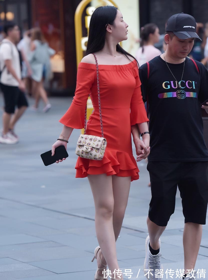 时尚|玫红皱褶修边七分袖连衣裙,更显青春时尚气质