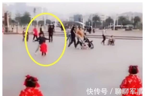 哥哥|拼二胎生了三胞胎女儿,出门时哥哥真是操碎了心,画风太有爱