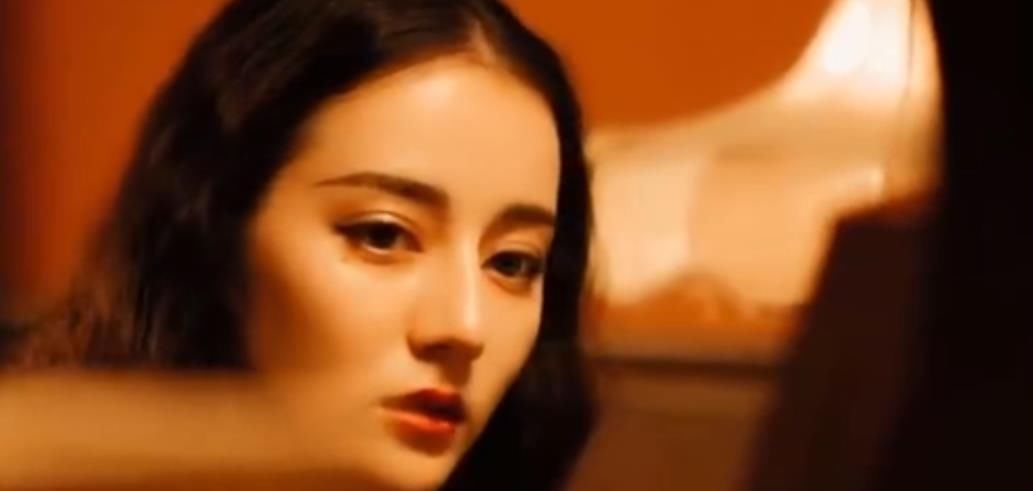 热巴 在《跑男》狂吃的热巴,为啥其他节目一口不吃导演2字道出内幕