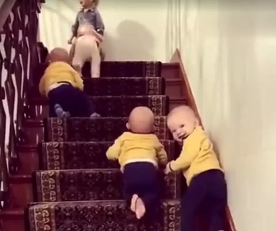 穿着白色|姐姐带四胞胎上楼梯，画面太有喜感了，妈妈看见了哭笑不得