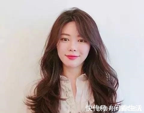 脸型|让你时尚气质倍增的发型，这样的女生中长发型你会中意哪款呢！