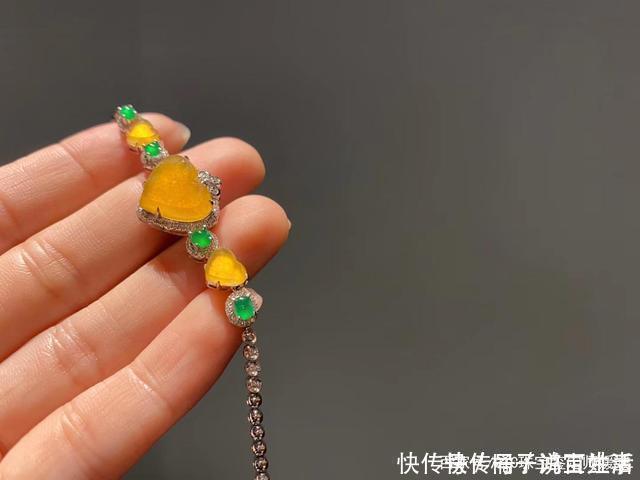 珠宝|这个季节的色彩用首饰来表达，将珠宝佩戴在身，彰显浓浓的中国风