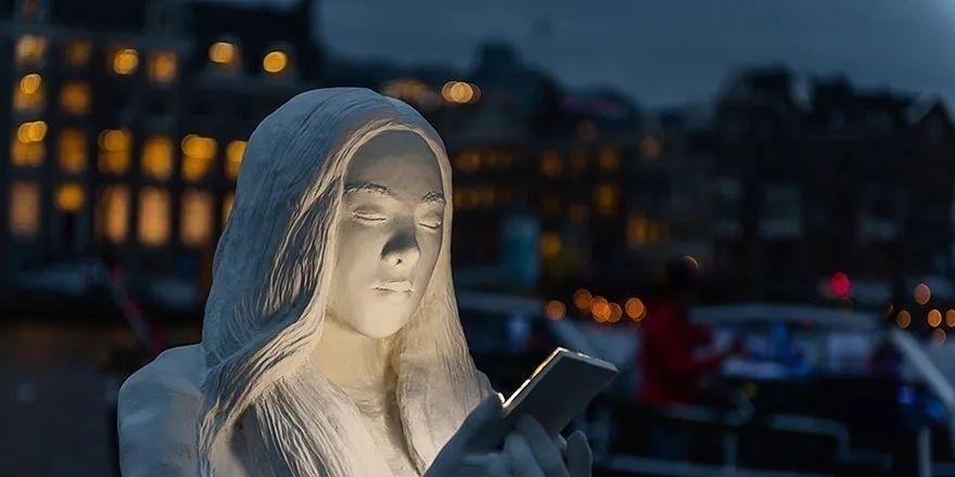 lucas&这位雕塑家的一个作品,让看到的人,戒掉对手机的依赖