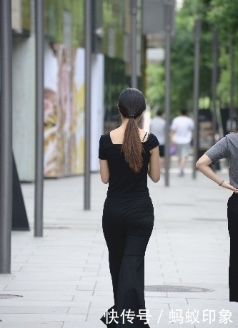 衣服|喇叭裤怎么穿都不好看?还不是你鞋子没选对!来看看别人怎么穿的