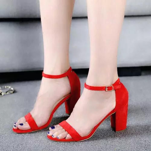 为什么不尝试一下欧美风！中高跟凉鞋，高低适中穿着不累