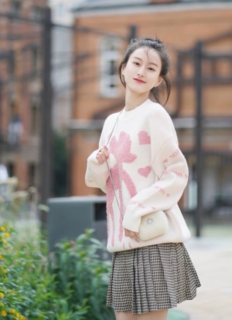 裙装|秋冬穿毛衣,尽量搭配半身裙,优雅时髦显气质,时髦百搭不出错