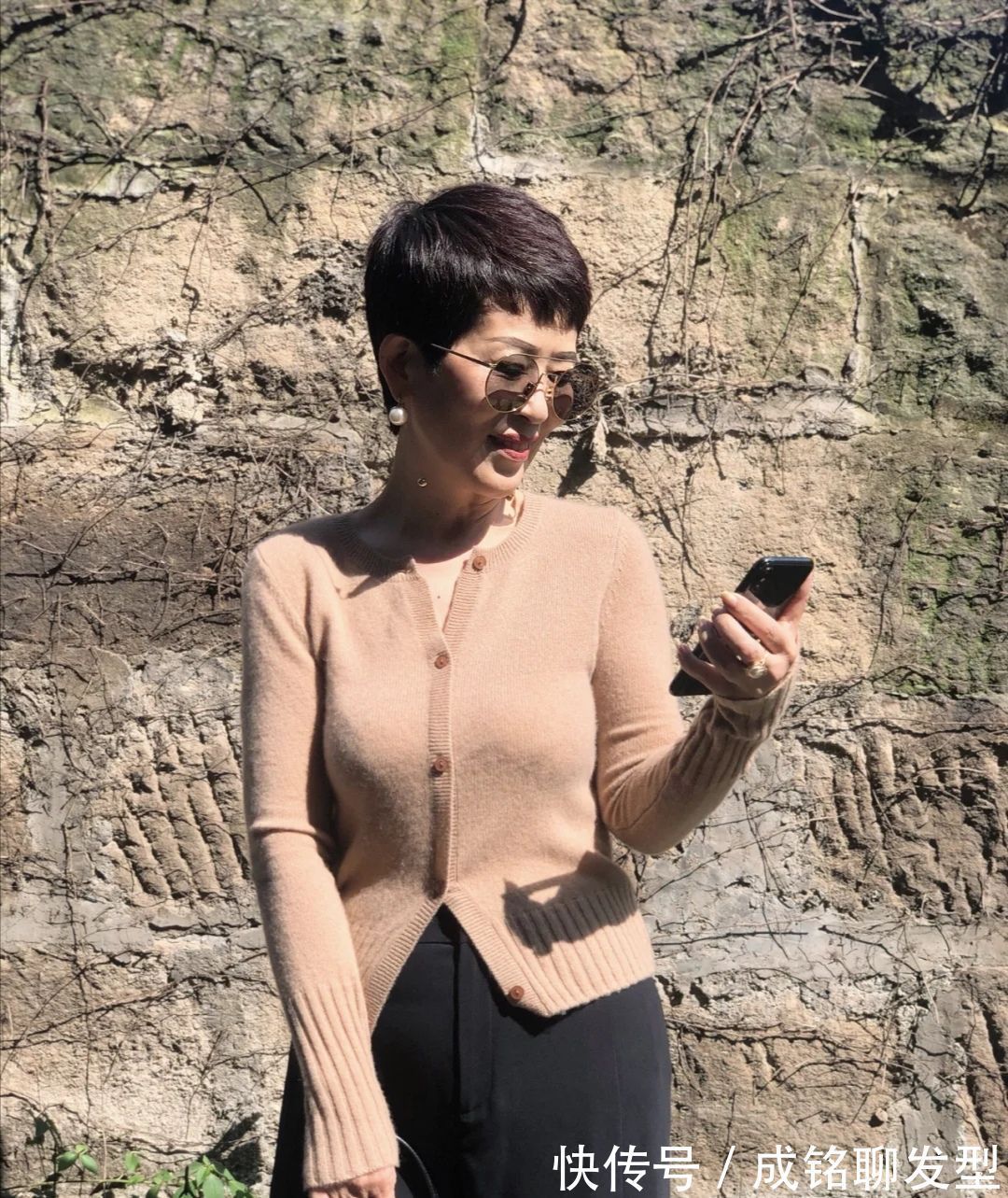 马甲|六十岁更要摆脱大妈感,学学她的减龄搭配术,穿出优雅的时髦范