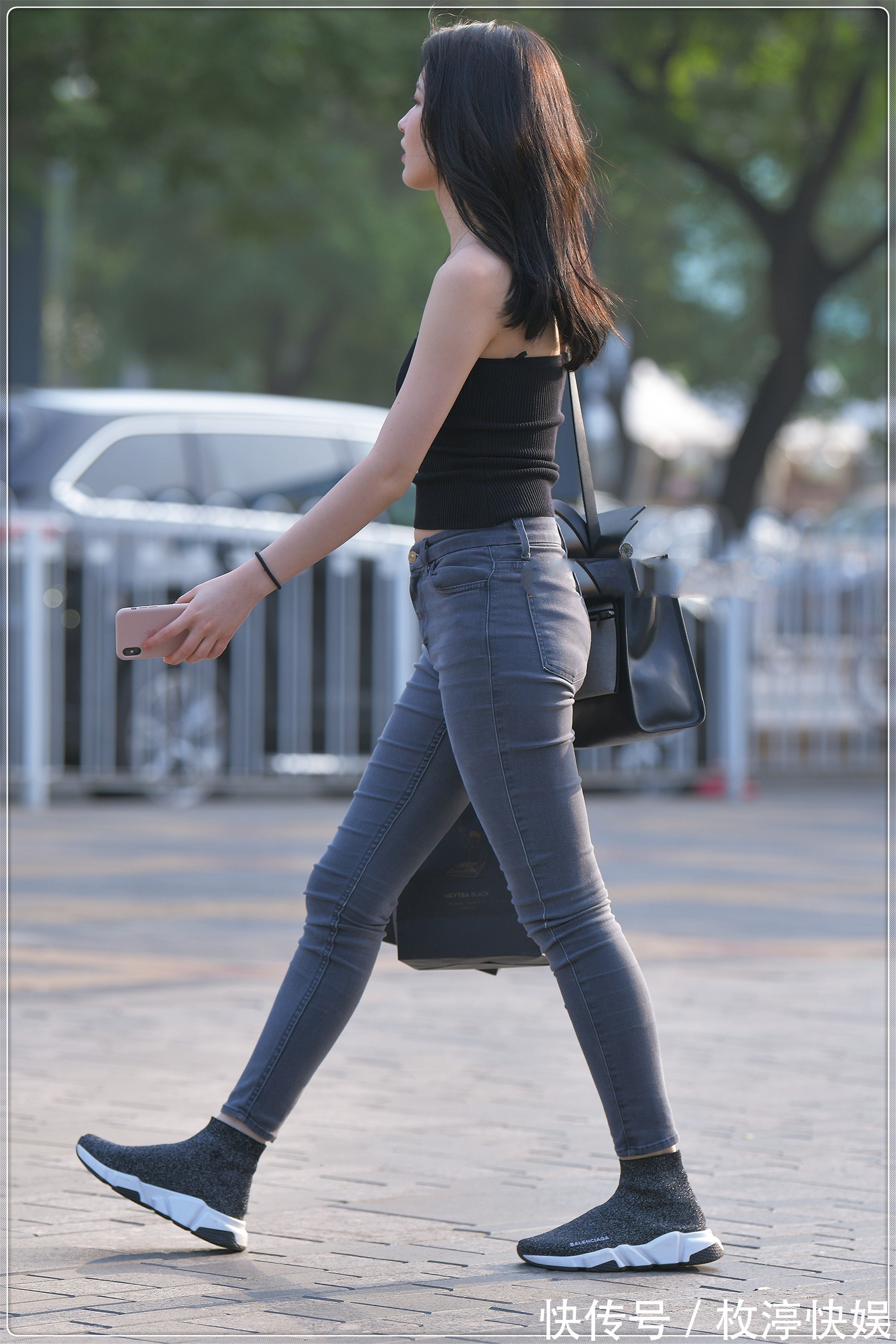 面料 黑色抹胸上衣搭配深灰牛仔裤,柔软舒适,简单时尚