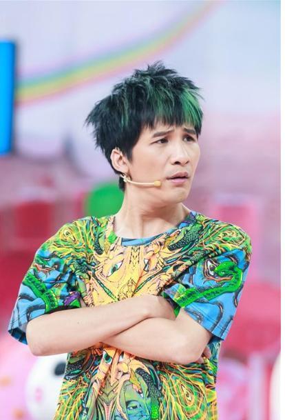 歌手假唱“愈演愈烈”,話(huà)筒拿反不算什么,而他被稱(chēng)“假唱王者”