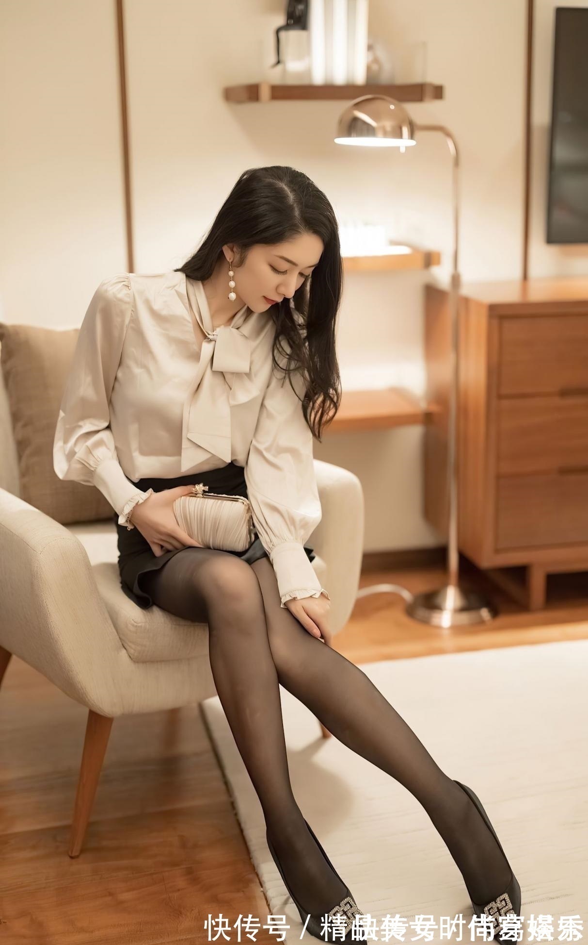 杏色 杏色衬衫搭配黑色高腰半身裙,优雅大方,温婉甜美