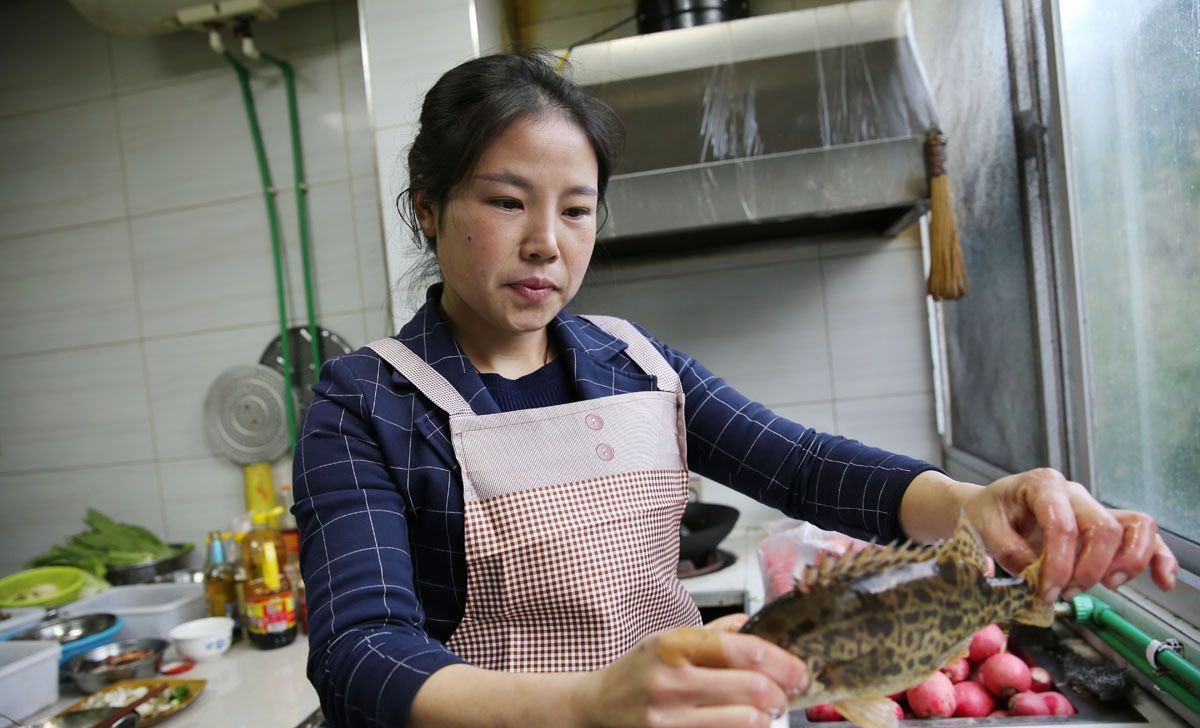  挑剔|85后美女厨娘，选食材很挑剔，小镇上的人都爱吃她做的家常菜