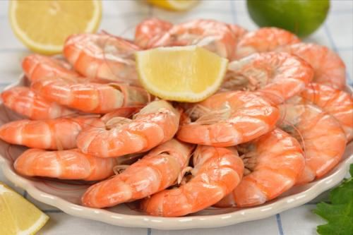 白灼虾|白灼虾,冷水还是热水煮?老渔民教你多做1步,大虾鲜甜无腥味