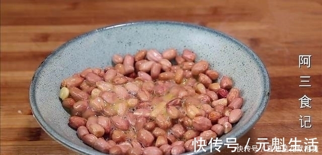 搅拌均匀|花生米最好吃的做法,加2个鸡蛋,太香了,我家一周吃3次,超解馋