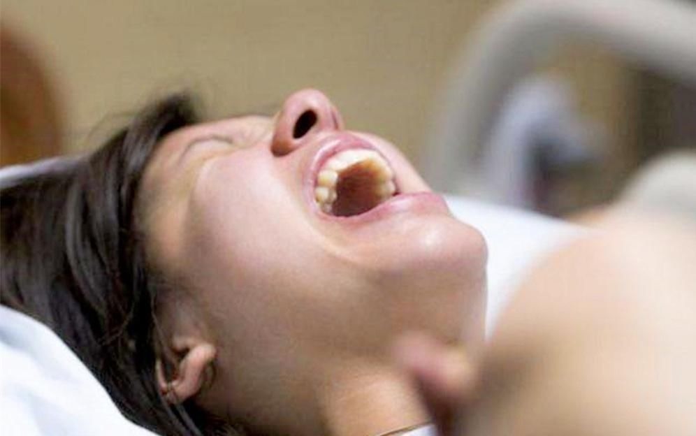 姐妹|双胞胎姐妹,一个顺产一个剖腹产,如今差距看得见