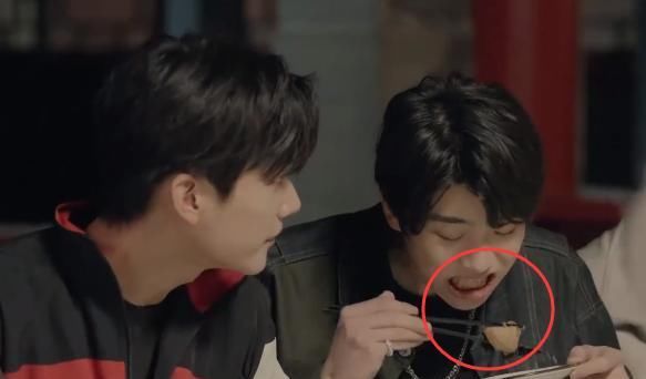周柯宇 张嘉元又被骂?食物吃一口直接扔队友盘里,周柯宇的反应太圈粉