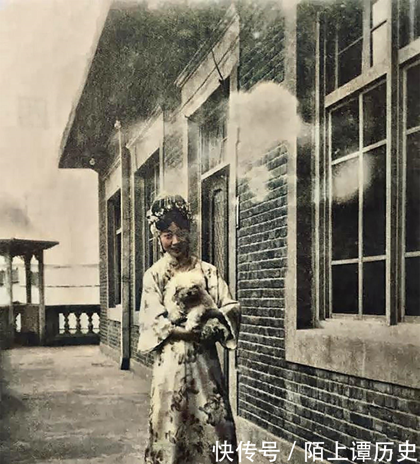 溥仪|历史上过目难忘的瞬间：抱狗的婉容，听收音机的溥仪，演“老生”的孟小冬