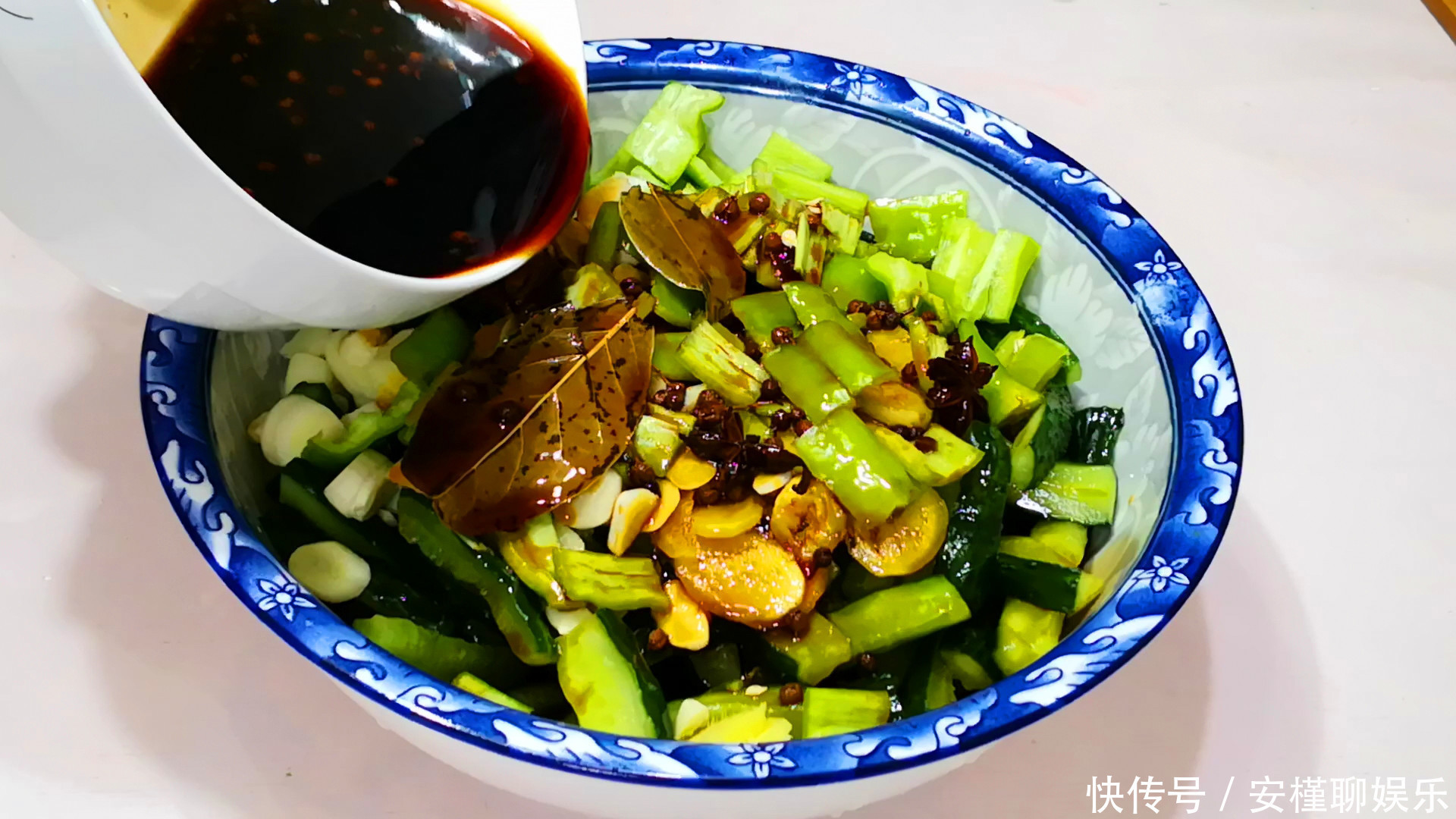 爽口|腌黄瓜有诀窍,学会这种懒人做法,香脆爽口,一次秘制5斤不够吃