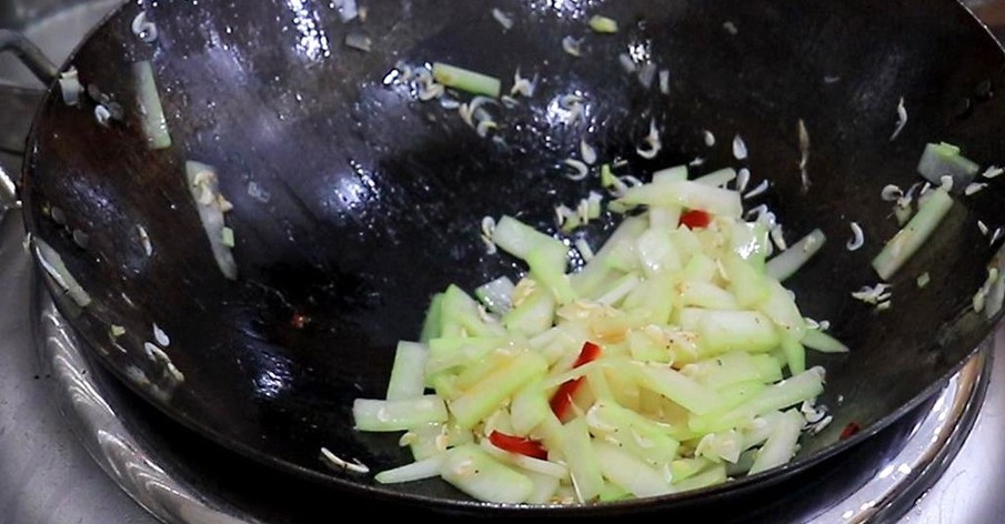 冬瓜哪种做法最香，厨师长都跟它一块炒，鲜香入味，做一盘不够吃