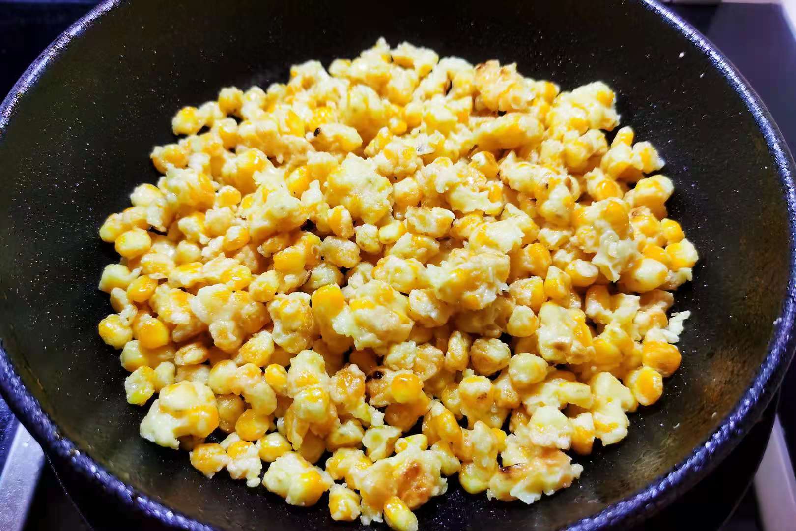 夏季,玉米的“简约”吃法,不煮不炖,简单煎一煎,上桌就秒光