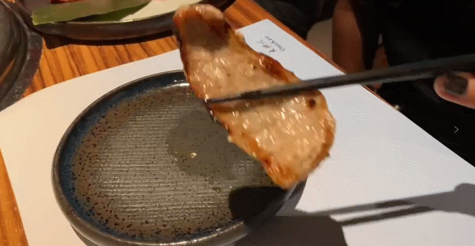 烤肉|天冷正是烤肉时∣日式烧肉精致讲究，雪花和牛要持续翻转