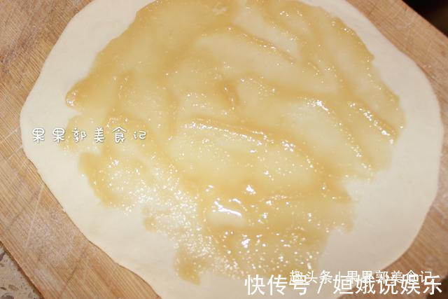 烙饼时,有人烫面,有人抹油,其实都不对,大厨教你正确做法