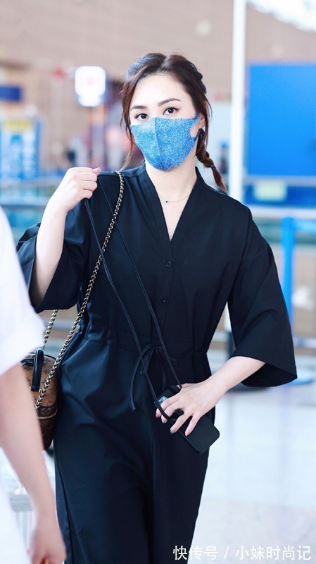 吸睛度|阿娇的40岁也太美好了,一身黑打扮虽很简单,气质高级比少女耐看