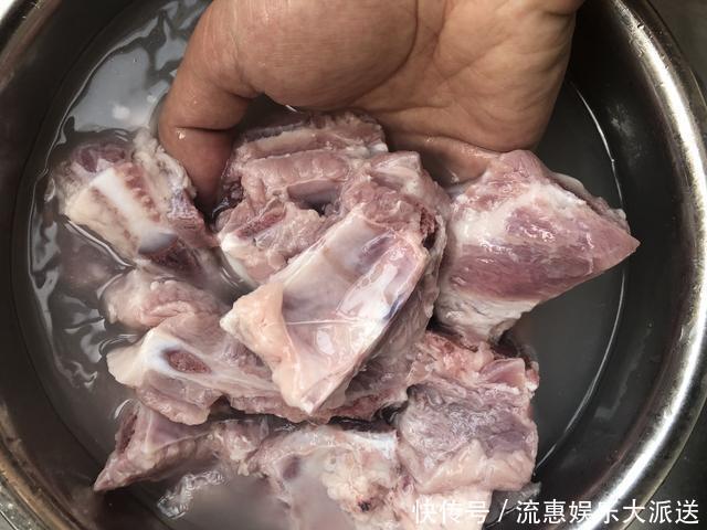 浸泡|反复提醒！排骨不要焯水，大厨这样做，没有腥味，也不会变老变柴