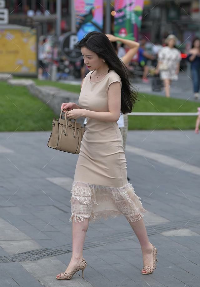 大方|美女杏色的修身连衣裙,大方的将个人魅力展示出来