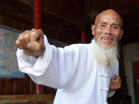 血管|105岁老人,血管年龄仅40岁,秘诀不是多喝水,3件事稳住血管