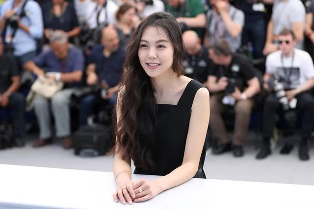 有种“整容“叫年底烫头!这3种卷发时髦显脸小,新年美出新高度