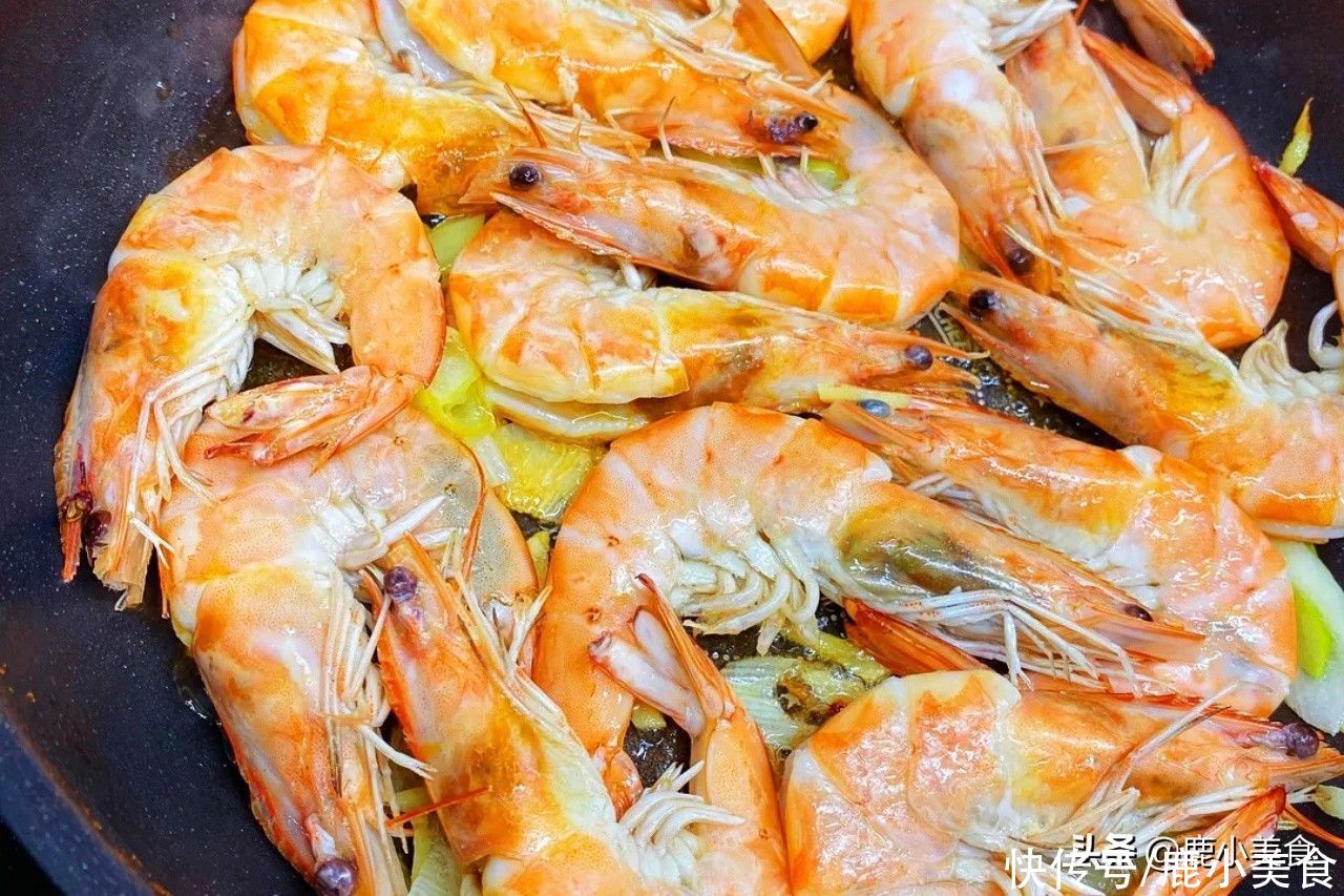 油焖酱汁|做油焖大虾，别直接下锅焖！谨记“3要点”，酱香鲜嫩，Q弹多汁