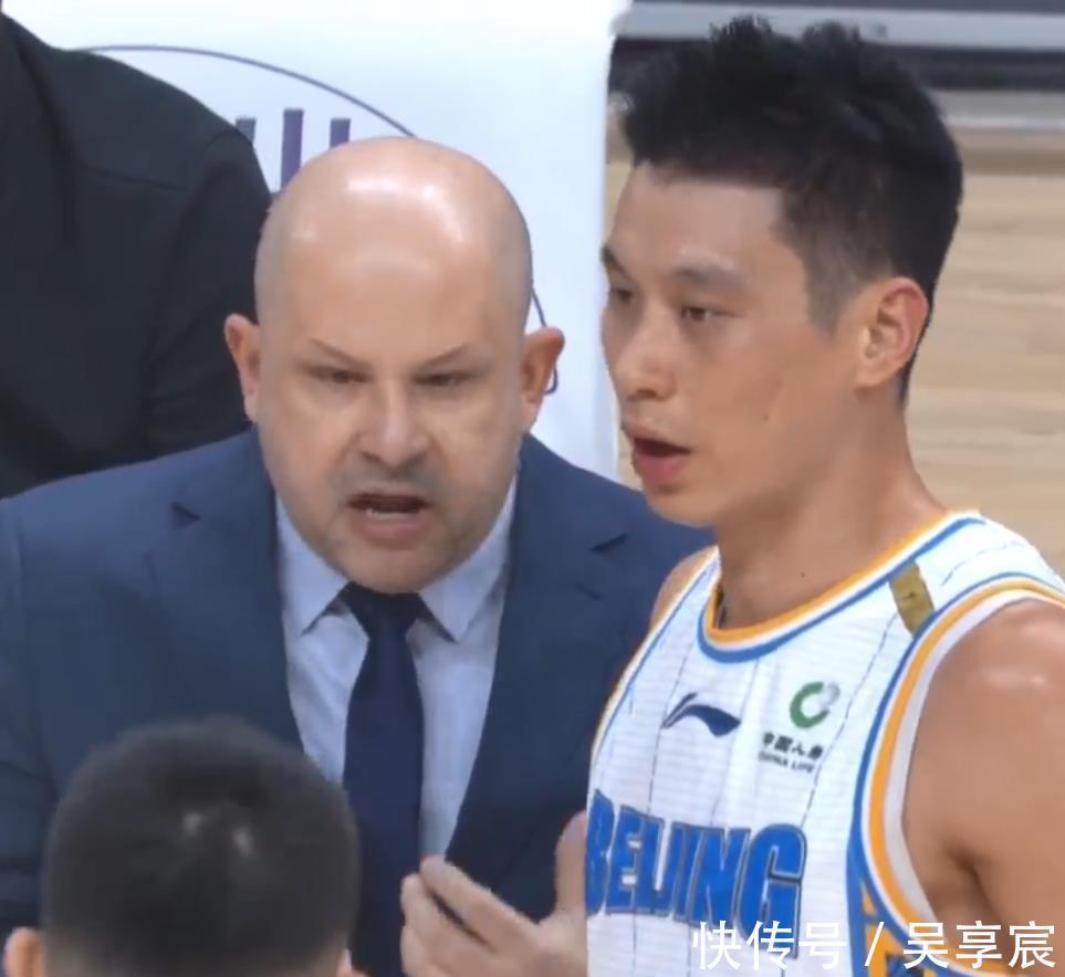 韩德君|杨鸣不满判罚被吹技犯,吉布森连续4次罚球追平,郭艾伦单节9+3