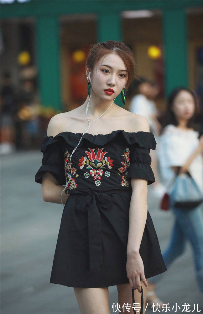 锁骨 夏末初秋穿搭也要放得开,一字肩设计秀出小可爱,露出锁骨才完美