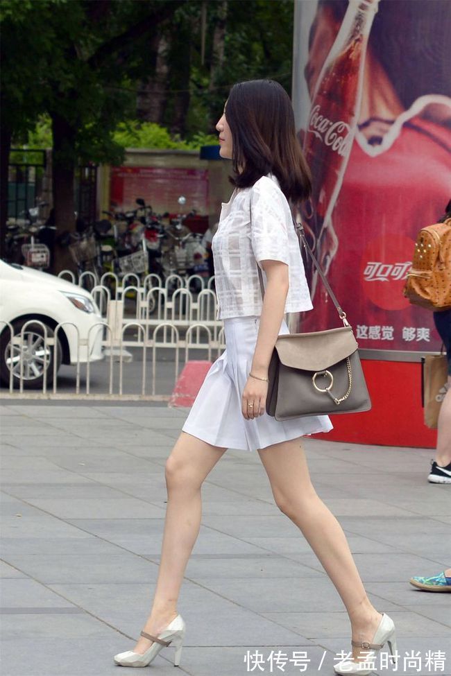 美女|穿着短裙的姑娘,搭配黑丝袜性感十足,不同年纪搭配也不同