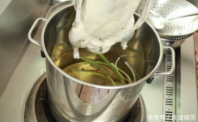 盐水鸭非常简单,重要用90度水焯,白米醋除腥,香辛料仅用八角、麻椒