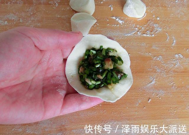 饺子皮|包韭菜馅饺子,直接拌是大错特错,很多人搞错,饺子不鲜也不香