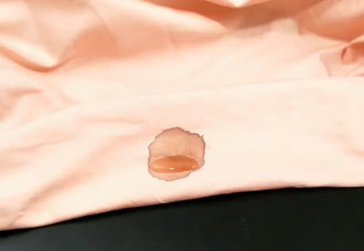 床单上再顽固的血渍，用它一洗就掉，不留一点污痕，太实用了