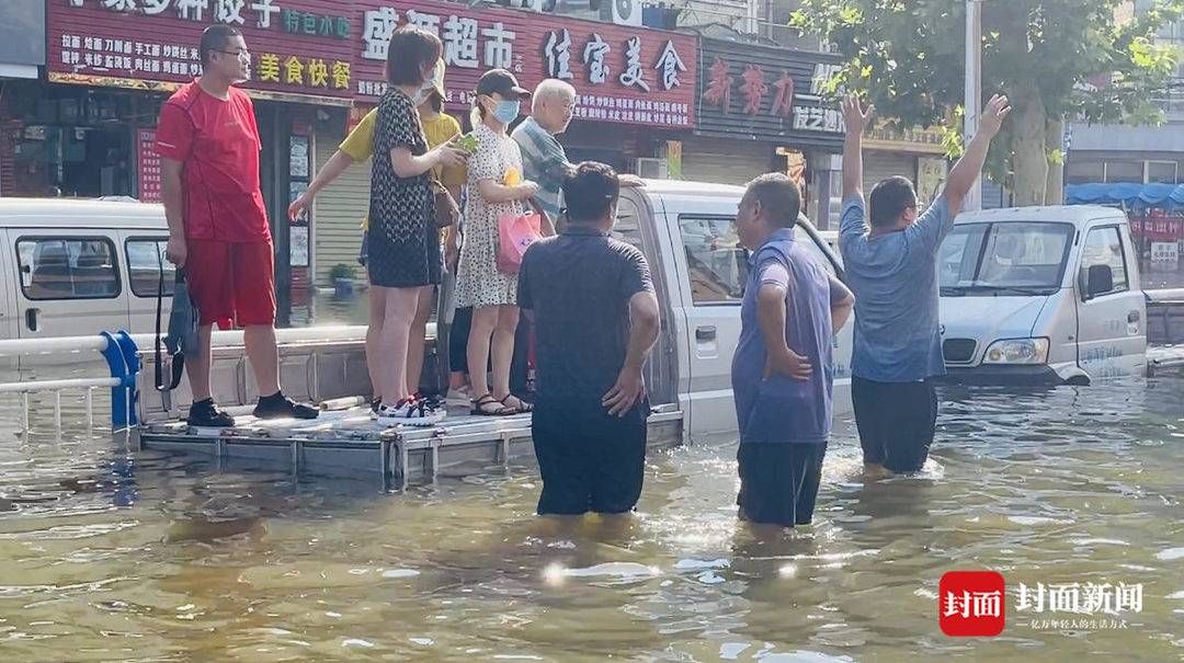 救援队|铲车+冲锋舟！现场直击河南新乡医护病患大转移