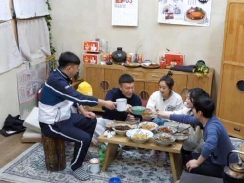 西双版纳 向往4即将收官,黄磊意外说漏嘴,提前告知了下一季蘑菇屋位置