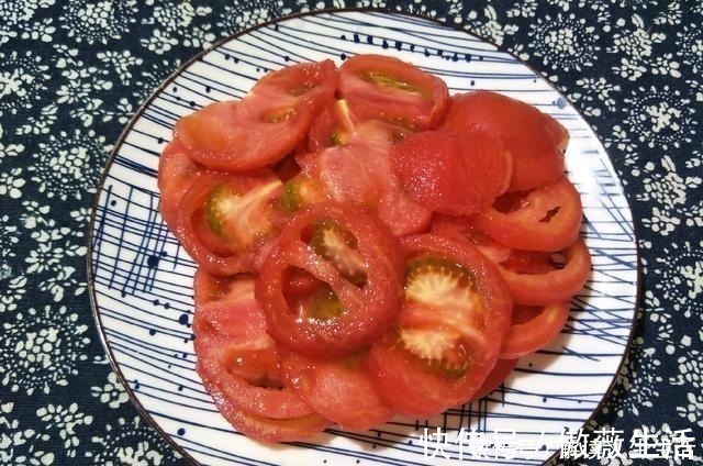 凉拌西红柿，只知道放糖就错了，难怪西红柿不出汤，大厨这样做