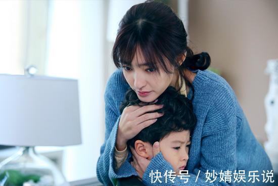 红领巾|女儿忘戴红领巾,被停课1天,单亲妈妈欲解释,被老师移出家长群