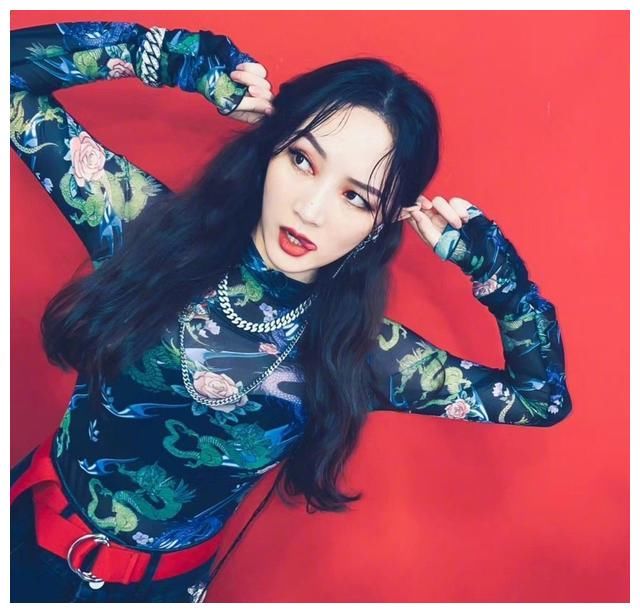 《浪姐》王霏霏公演第一名,出身相同的孟佳倒数淘汰:两人差在哪