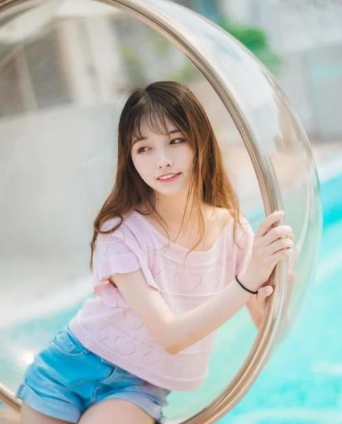 紧身牛仔裤|可爱白嫩的小仙女，身穿紧身牛仔裤，实在是太清新可人啦！