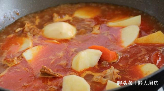 想吃肉了，做了一道土豆炖排骨，配上韩式辣酱，太下饭了