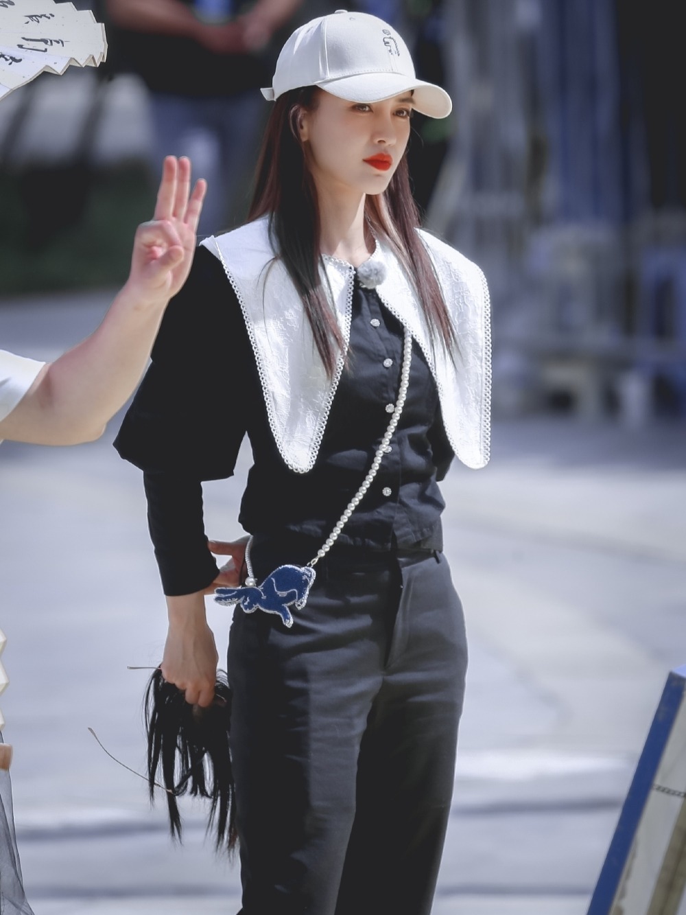 上衣|Angelababy当妈了少女感更强了,娃娃领上衣配小黑裤,俏皮又减龄