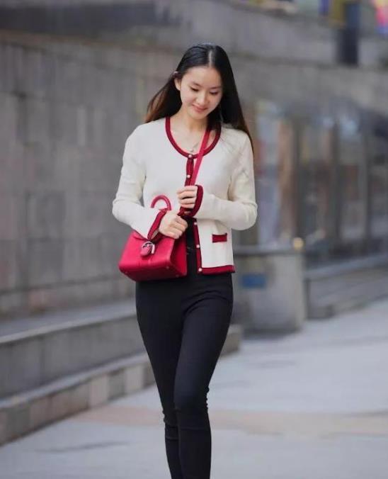 女神|将头发高高扎起的小姐姐,连衣裙配精致包包,尽显时尚女神气息