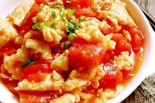 鸡蛋和西红柿是绝配？营养师：吃对了营养翻倍，可多数人吃错了