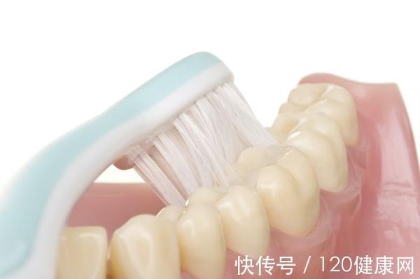 牙齿|经常抠牙,抠出来的臭烘烘的东西是什么?主要是这3种