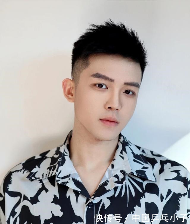 头发 男人帅不帅,三分看长相七分靠发型,同意吗